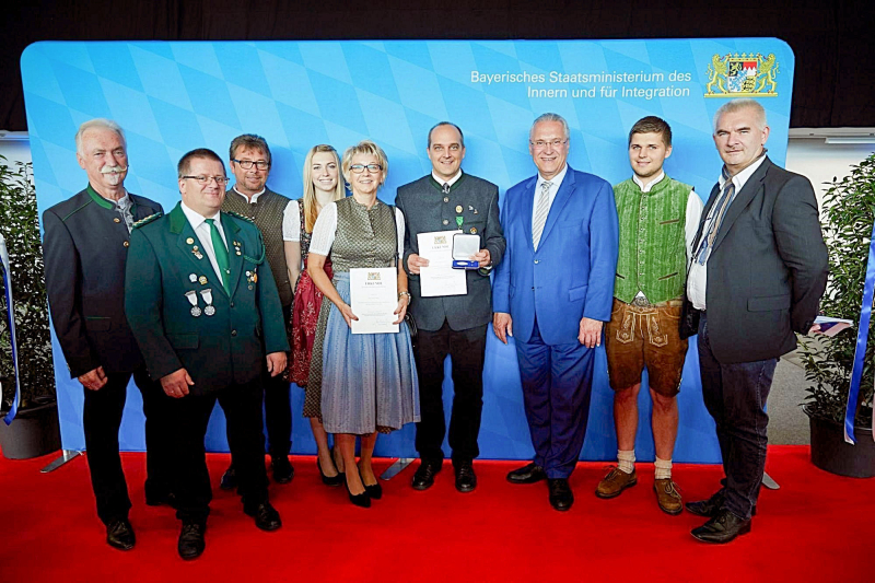 Wolfgang Bauer (Vierter von rechts) erhielt aus den Händen von Bayerns Innenminister Joachim Herrmann (Dritter von rechts), die Ehrenmedaille für besondere Verdienste um den Sport in Bayern. Zu der seltenen Auszeichnung gratulierten (von links) Franz Brunner, Präsident des Oberpfälzer Schützenbundes und Wolfgang Schlicht, Gauschützenmeister des Schützengaus Steinwald sowie Krummennaabs Bürgermeister, Uli Roth (rechts).